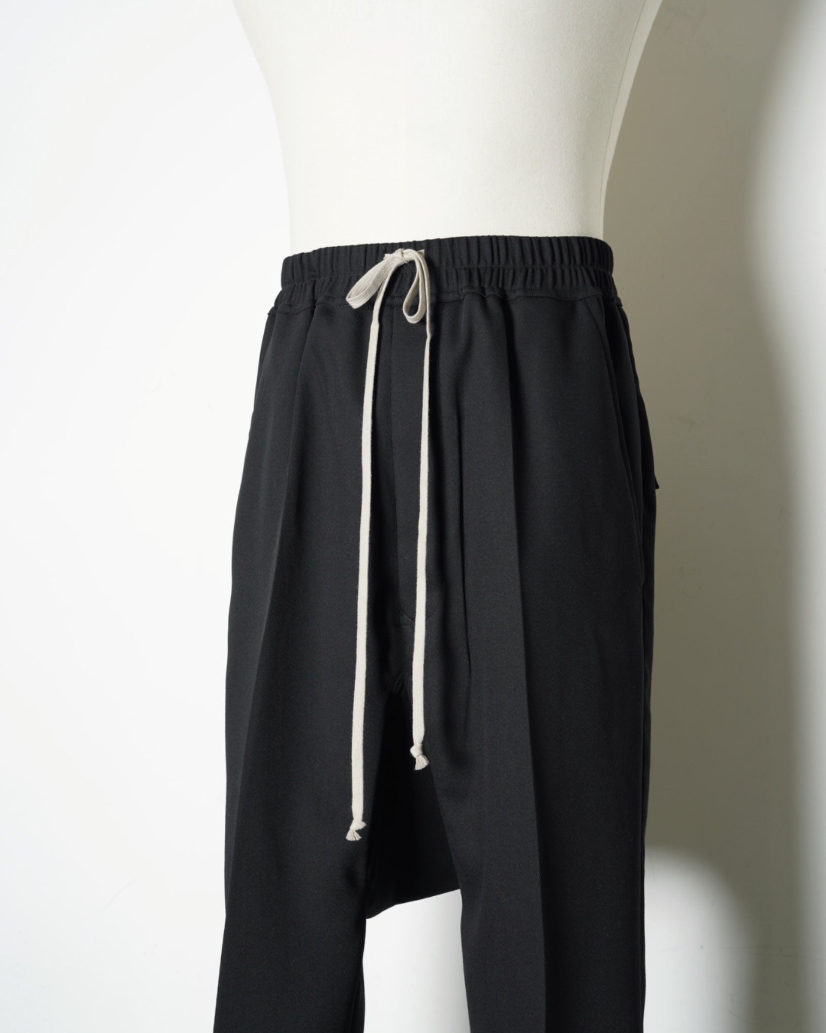 パンツ SS18 RICK OWENS DRAWSTRING CROPPED TE 46 パンツ SS18 RICK OWENS DRAWSTRING CROPPED TE 46 RICK OWENS - PANTS
