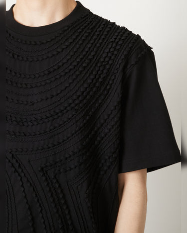 26AW予約受付中<br>【TAAKK】<br>TAPE EMBROIDERED T-SHIRT
