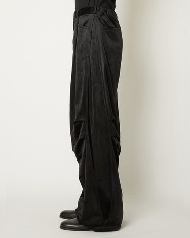 26AW予約受付中<br>【TAAKK】<br>DRAPED VELVET TUCK PANTS