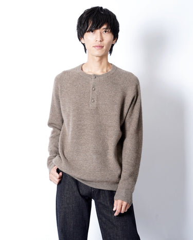 【walenode】<br>INNOCENT YAK HENLEY-NECK SWEATER
