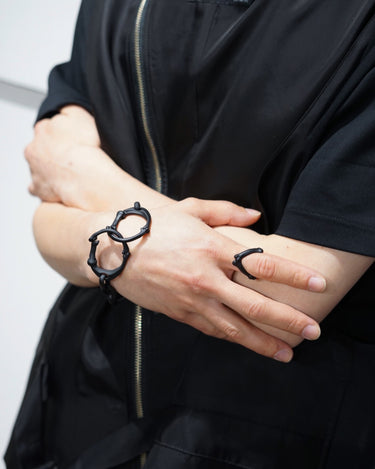 [TAKAHIROMIYASHITA THESOLOIST.]<br>Bone Shaped<br>carabina bracelet. -L-