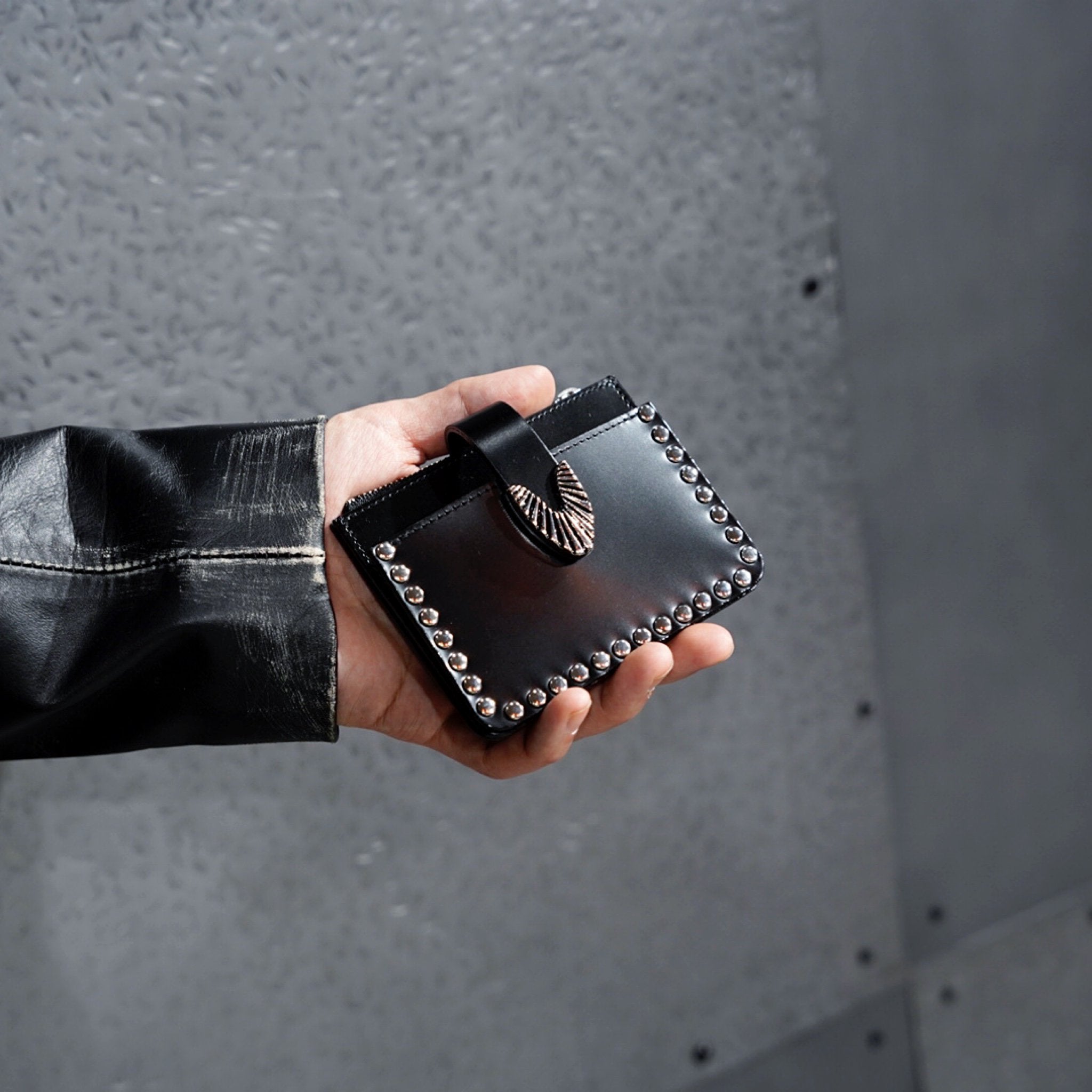 toga スタッズ財布 ラスト値下げ!! TOGA ブラック スタッズ 二つ折り